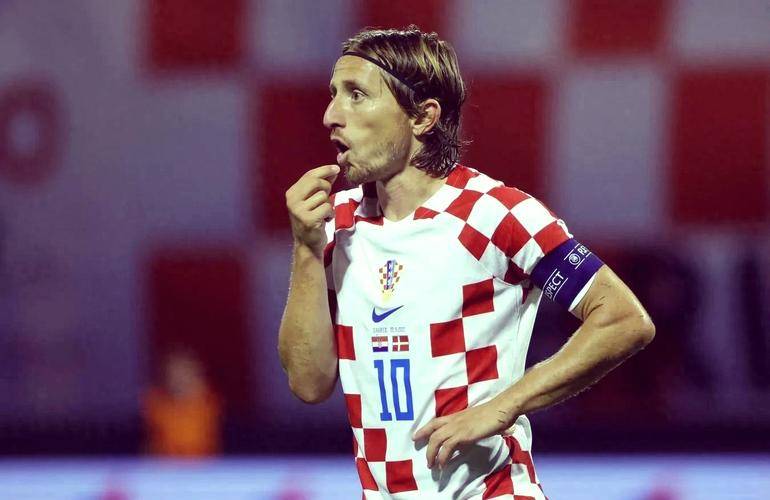 克罗地亚主场迎战俄罗斯，双方激烈对抗