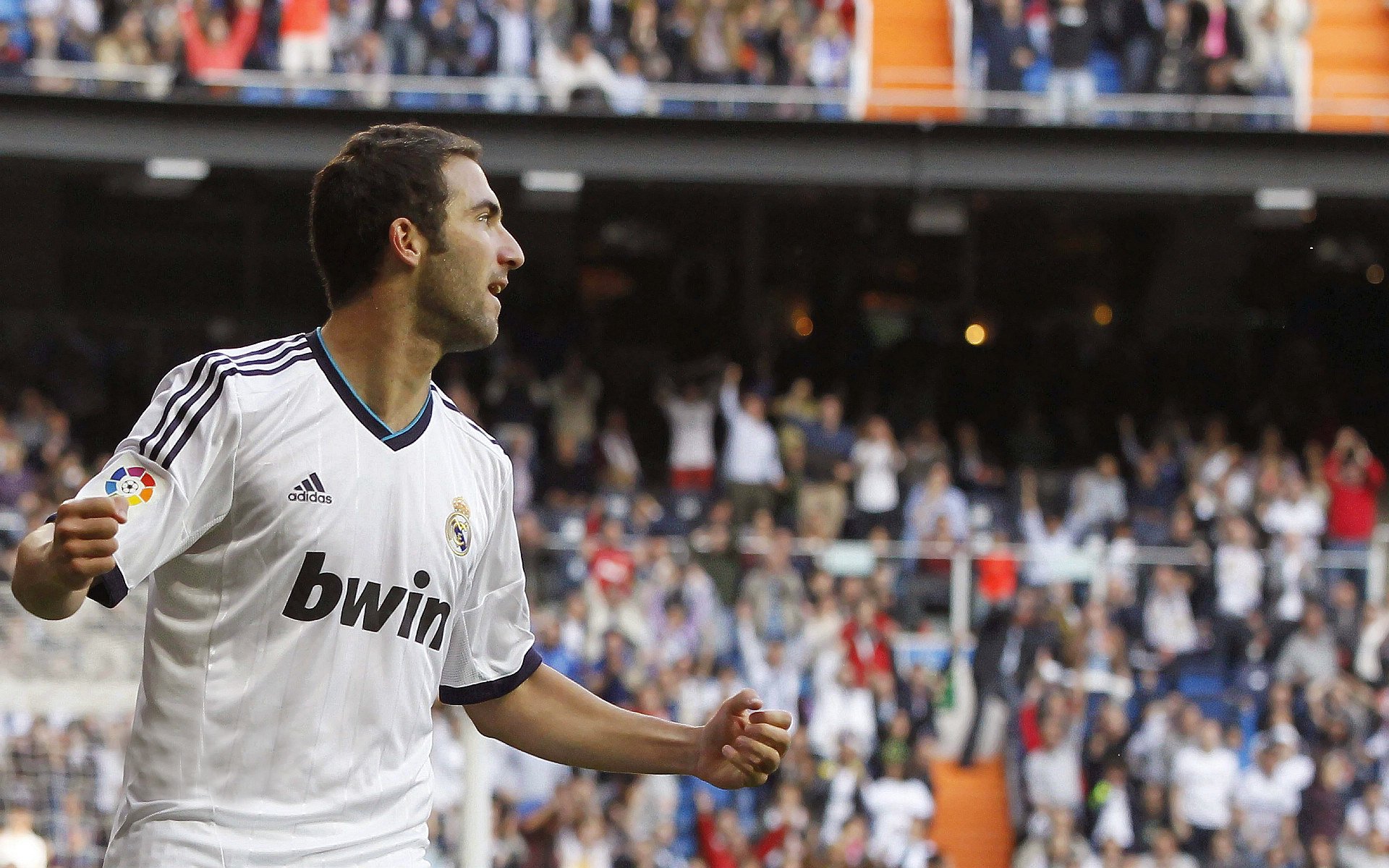 爱游戏体育-沉寂多年的雷诺终于翻盘红牛二队，维斯塔潘状态火热却迎来完美谢幕？