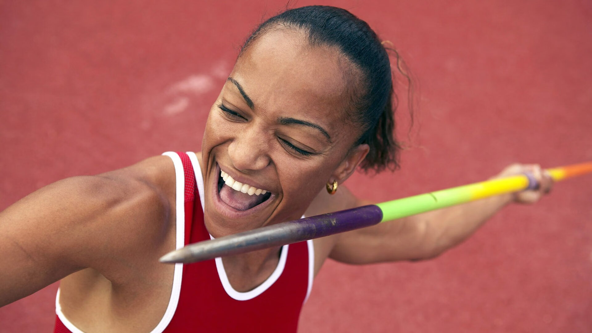 爱游戏-红色魅影与午夜王者，马丁内利如何用策略刀锋切开F1街道赛之夜